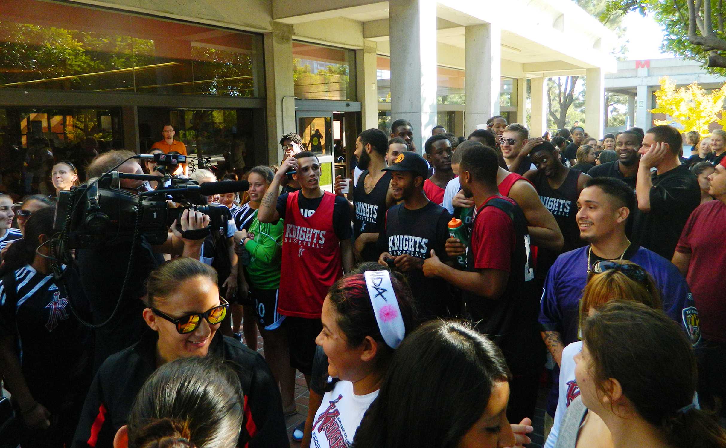 The basketball team, other Lady Knights squads, faculty, local media and students prior to the 2K Fun Run that started in the Gorton Quad and wound through campus. Chris Handloser, City Times.