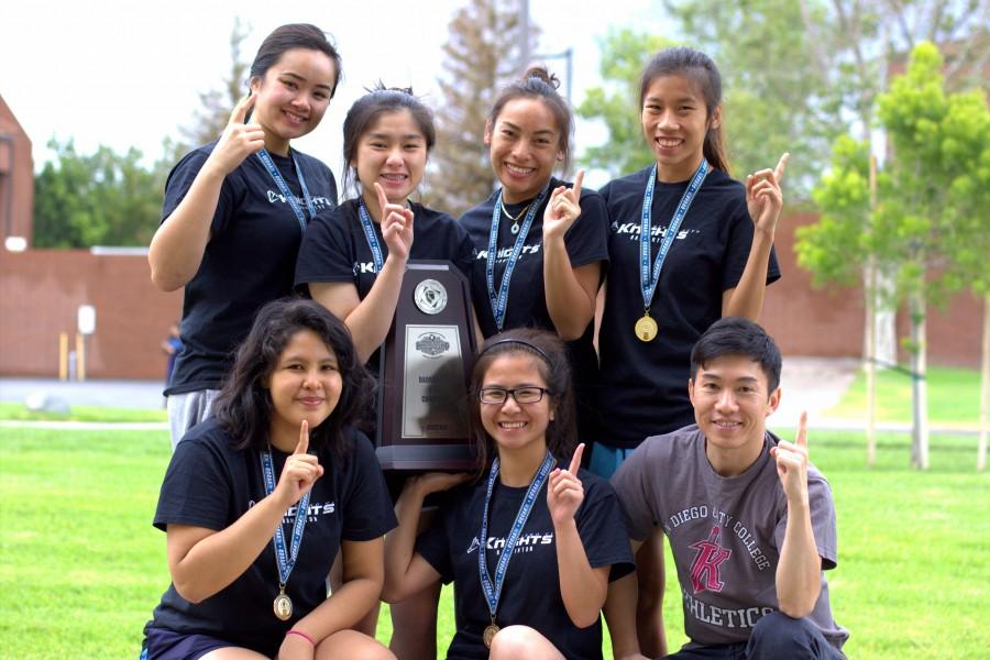 The+2015+City+College+badminton+team+poses+for+a+team+photo+on+May+8+at+Irvine+Valley+College.+%28Top+left+to+bottom+right%29+Sophomores+Cassandra+Ka%2C+Trinh+Lang%2C+Gina+Niph%2C+freshmen+Thao+Le%2C+Shessira+Paredes%2C+Margaret+Do+and+Head+Coach+Son+Nguyen.+Photo+credit%3A+David+Pradel