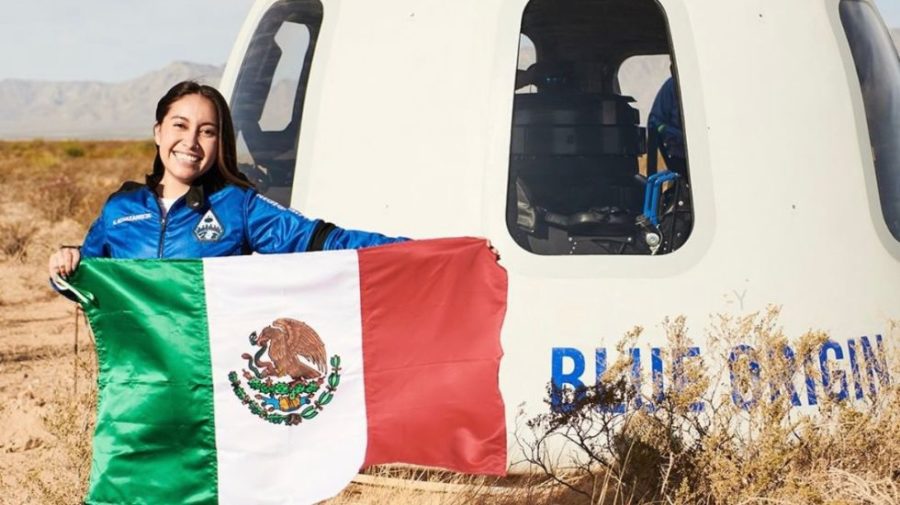 Katya+Echazarreta+muestra+la+bandera+mexicana+frente+al+cohete+New+Shepherd+de+Blue+Origin+despues+de+su+vuelo+inaugural+al+espacio+el+4+de+junio+de+2022