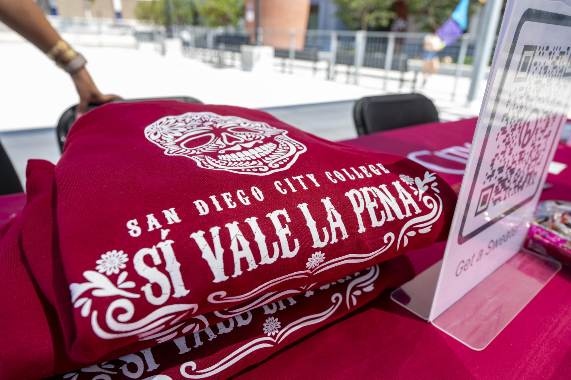 “SI, VALE LA PENA” sweater featured at the Chicanx/Latinx Bienvenida Estudiantil, August 29, 2023. Photo courtesy of San Diego City College flickr