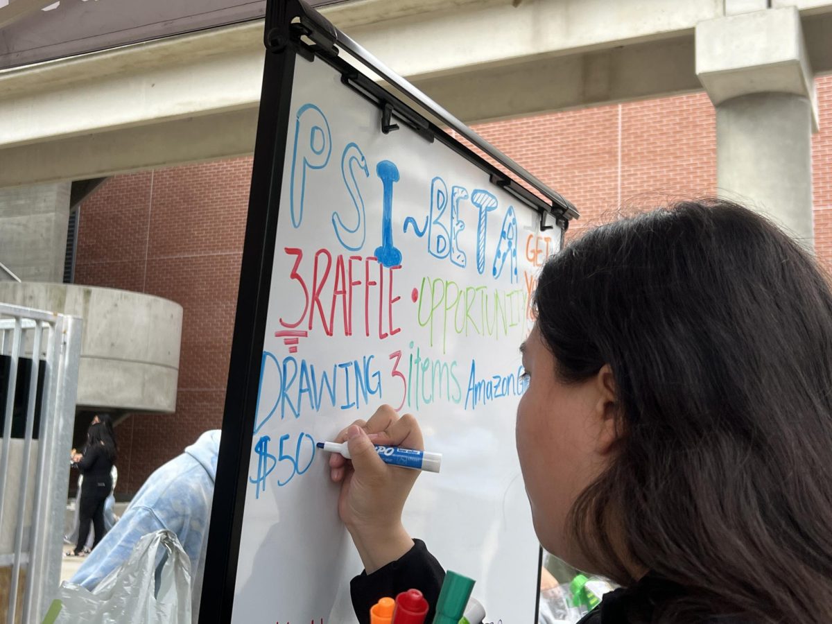 A Psi Beta member makes a sign for the San Diego City College’s Club Rush, March 14, 2024. Photo by Nadia Lavin/City Times Media