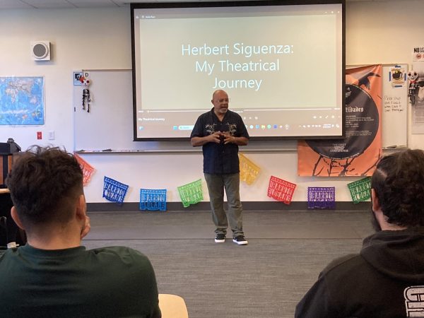 El profesor de San Diego City College, Herbert Sigüenza, se presenta a sus estudiantes el primer día de Artes Dramáticas Chicanas en el edificio MS, el martes 20 de agosto de 2024.
Con 40 años de experiencia, Sigüenza afirma ser una "historia viva" del material del curso que se enseña en su clase. Foto por Marco Guajardo/City Times Media