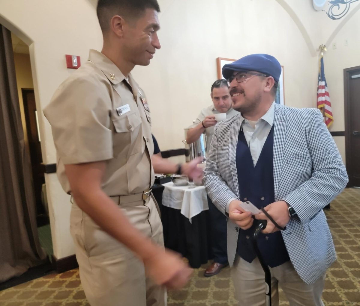 El Comandante Maestro Adolfo González, a la izquierda, conversa con Yonatan Hernández, a la derecha, después del evento Empleo, Redes y Desayuno de Líderes de Alta Rango en el Campo de Golf Admiral Baker, el viernes 30 de agosto de 2024. Foto de Jordan Bell/City Times Media