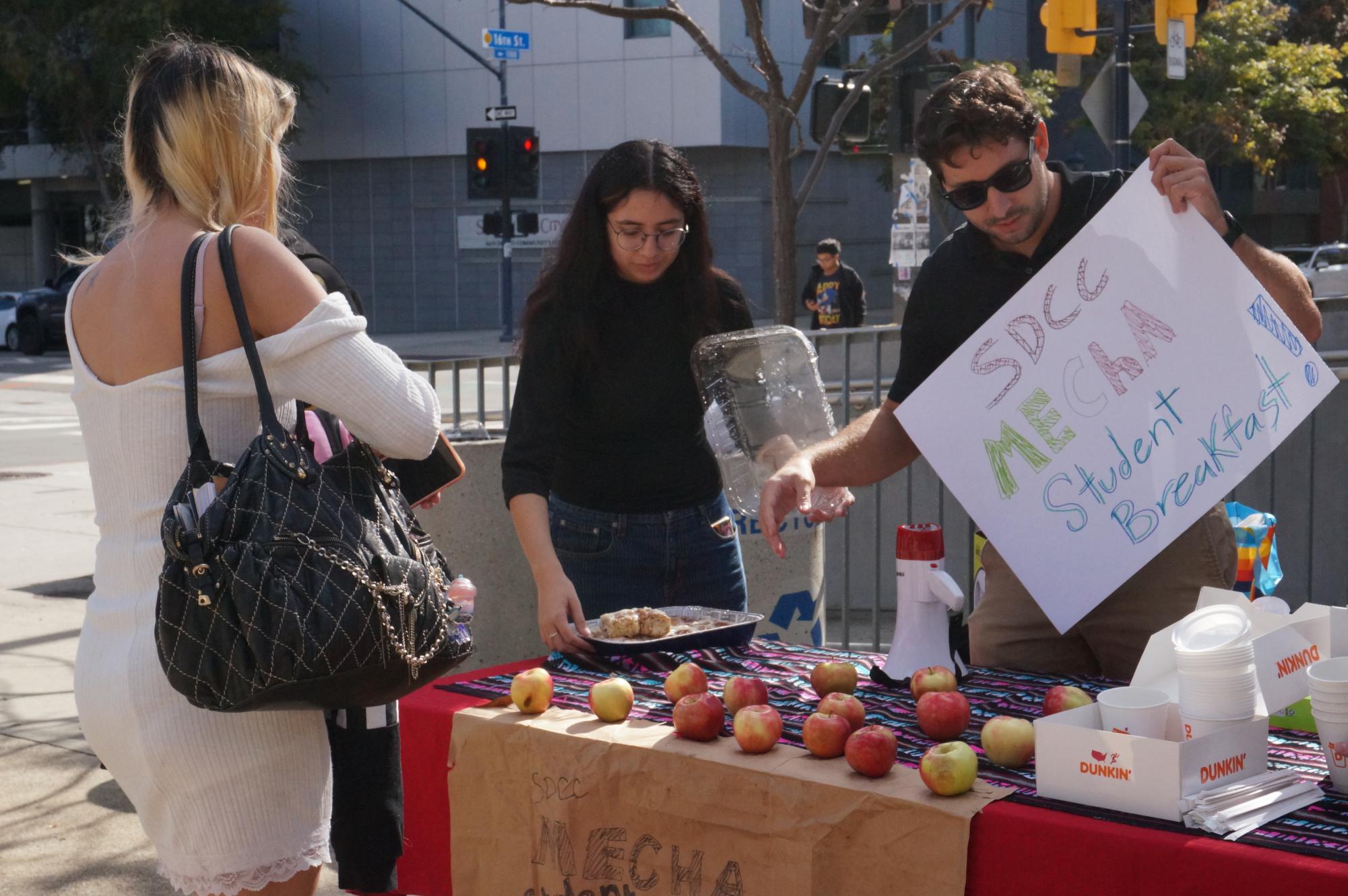 M.E.Ch.A. and Phi Theta Kappa members offer food to students walking by City College's AH building, Wednesday, Nov. 19, 2025. Photo by Briana Bush/City Times Media
