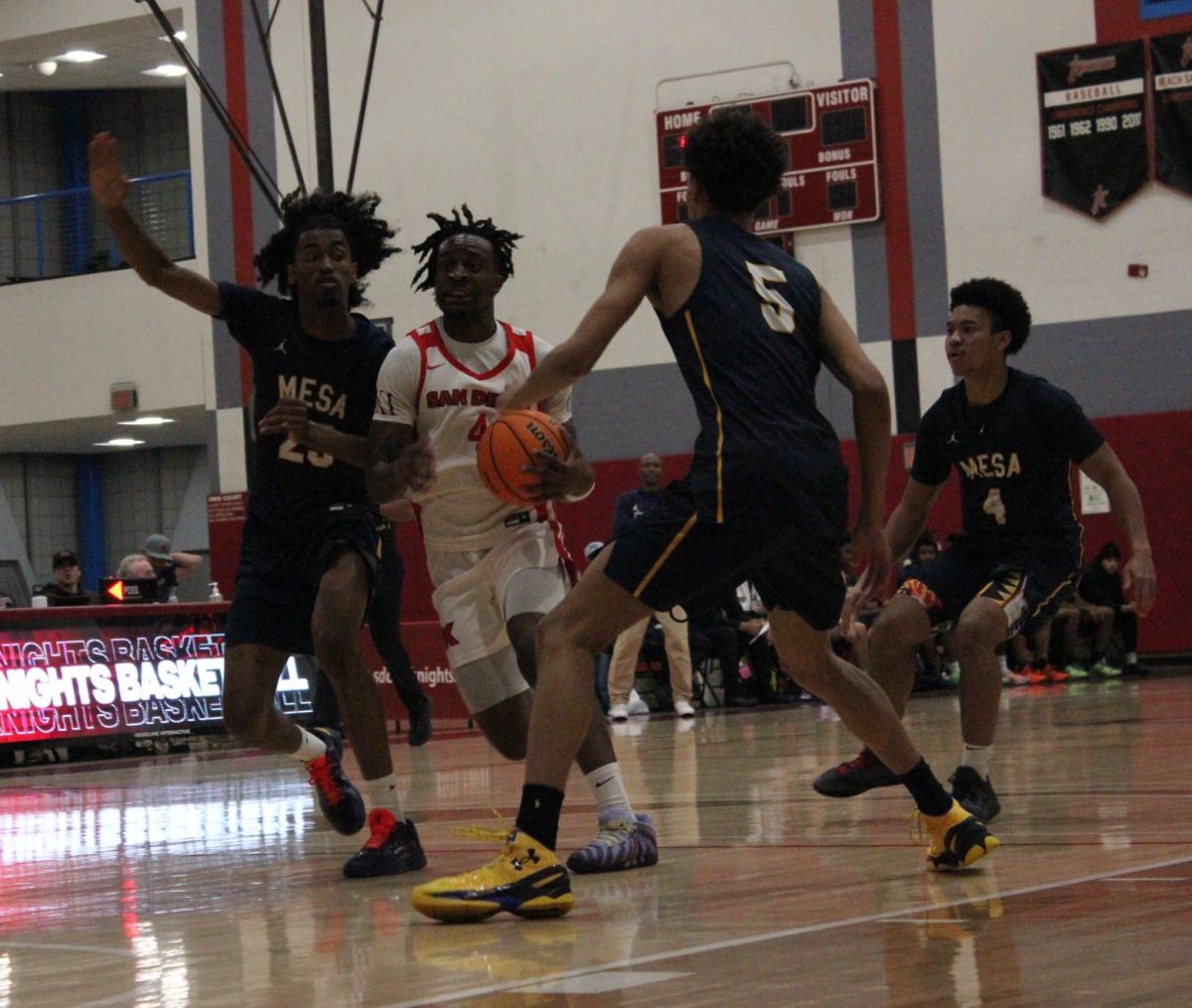 Short-handed men's team shuts down Mesa, extends winning streak to seven, and women's team wins 79-46